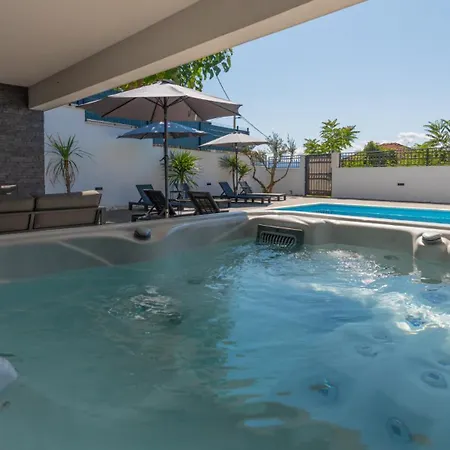 Ella - By Guide מאקרסקה