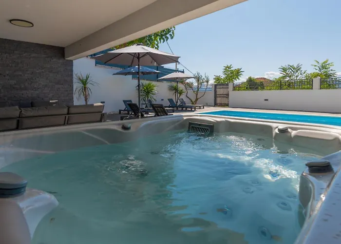 Ella - By Guide מאקרסקה