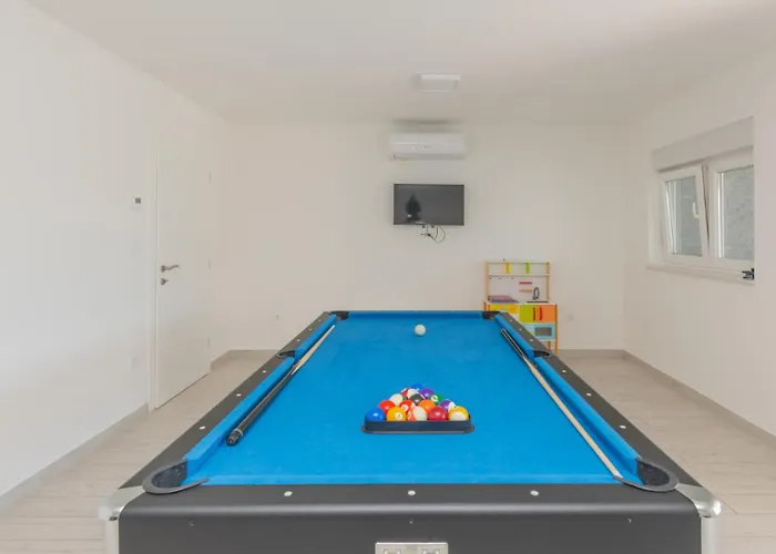 Ella - By Guide מאקרסקה