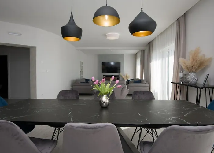 Ella - By Guide * מאקרסקה