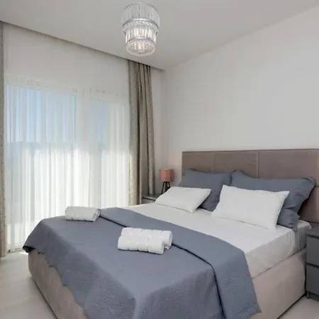 Ella - By Guide * マカルスカ