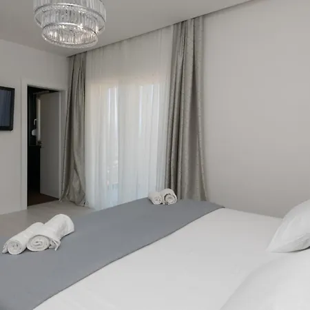 Ella - By Guide Willa