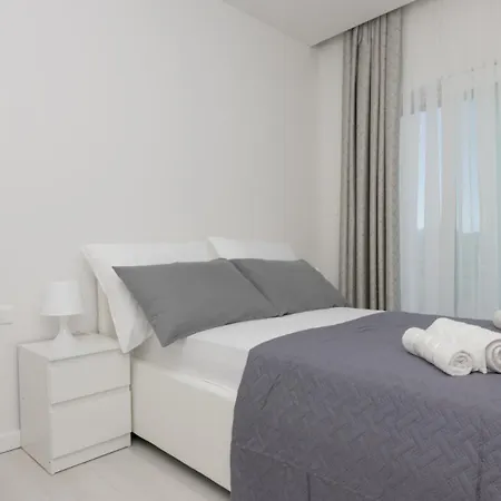 Ella - By Guide Willa *