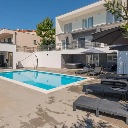 Vila Ella - By Guide *