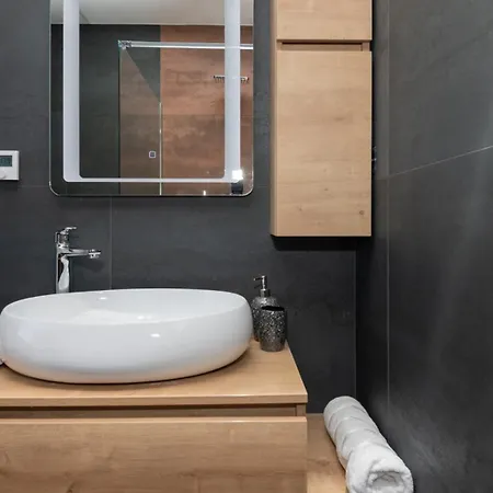 Ella - By Guide マカルスカ