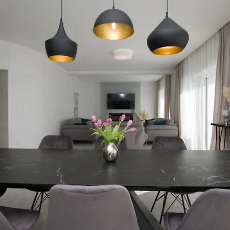 Ella - By Guide * マカルスカ