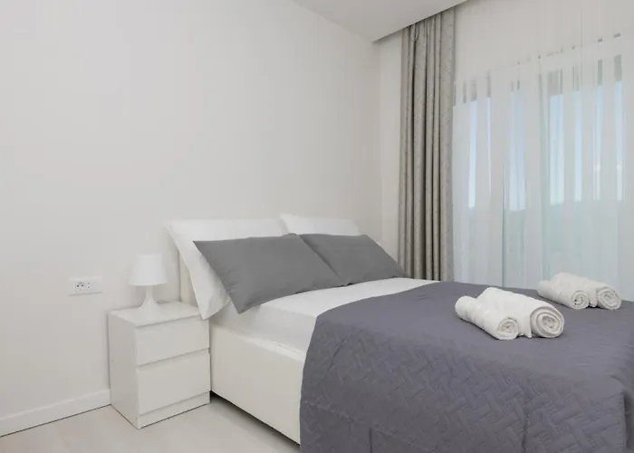 Ella - By Guide Willa *