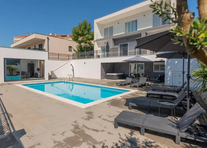 Willa Ella - By Guide *