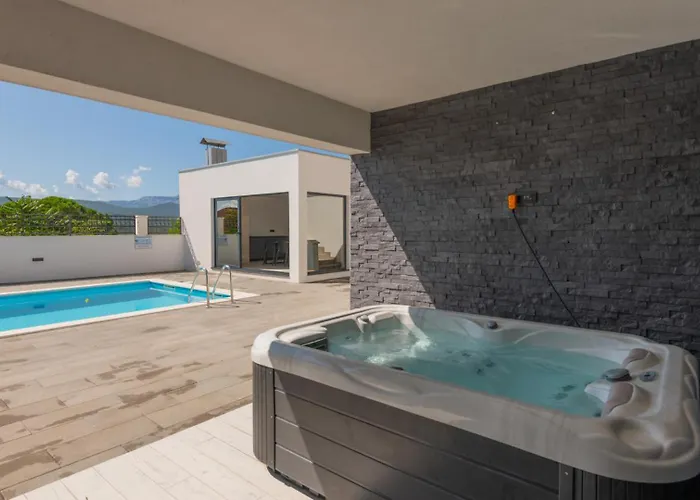 Ella - By Guide * Makarska