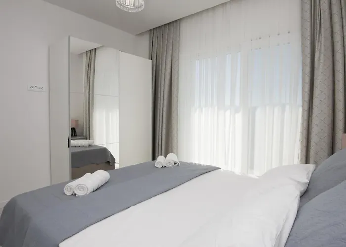 Ella - By Guide Willa *