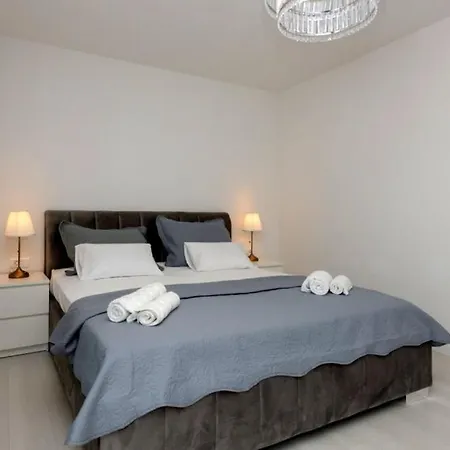 Ella - By Guide * Makarska