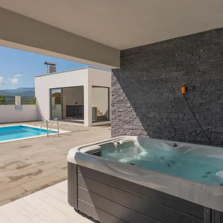 Ella - By Guide * Makarska